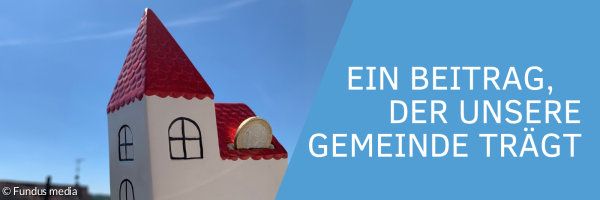 kleine weiße Keramikirche mit rotem Dach als Spardose.