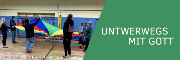 Jugendlich um einen Fallschirm in Regensbogenfarben