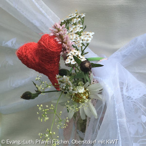 Hochzeitsschmuck mit Herz und Blüten
