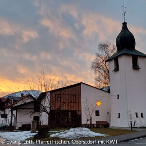 Kirche Zum Guten Hirten vor buntem Himmel